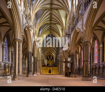 Hauptschiff der Kathedrale von Lincoln in der historischen alten Stadt von Lincoln, Lincolnshire, East Midlands, UK Stockfoto