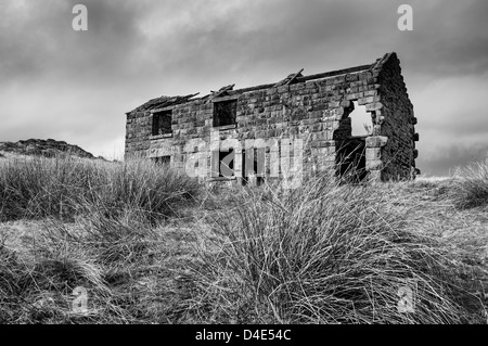 Verfallene alte Stein Hütte hinter die Kakerlaken in den Peak District in England Stockfoto