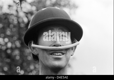 Prinz Charles Porträt trägt einen Helm spielen Polo im Ham Polo Club Surrey, UK 1980er Jahre. 1981 HOMER SYKES Stockfoto