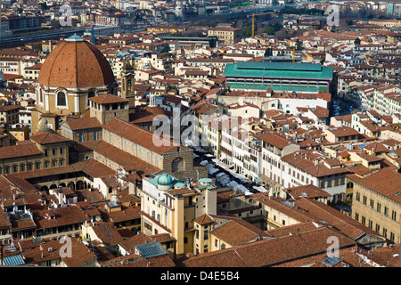 Die Dächer von Florenz, Italien, vom Dom entfernt. Das grüne Dach des Mercato Centrale und der Basilica di San Lorenzo. Stockfoto