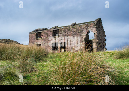 Verfallene alte Stein Hütte hinter die Kakerlaken in den Peak District in England Stockfoto