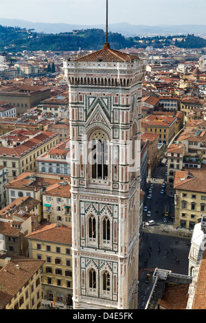 1359, Giotto entworfen Campanile gebaut aus toskanischem Marmor, an der Piazza Del Duomo, Florenz, Italien. Vom Dom-Dach. Stockfoto