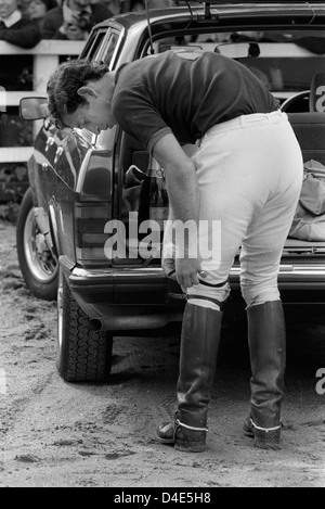 Prince Charles spielt Polo im Ham Polo Club Surrey, Großbritannien. Er ist gerade mit seinem eigenen Auto angekommen und macht sich bereit, sein Polo-Kit im hinteren Teil des Autos. 80er Jahre. 1981 HOMER SYKES Stockfoto