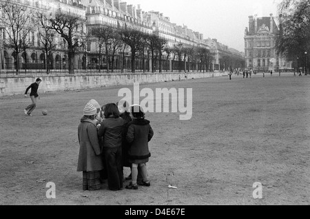 Jardin des Tuileries Kinder spielen November 1978 Paris Frankreich. November 1970er HOMER SYKES Stockfoto