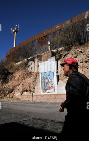 Überwachungskameras in Nogales, Arizona, USA, Überwachung die Grenze mit Nogales, Sonora, Mexiko. Stockfoto