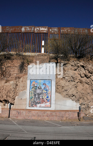 Überwachungskameras in Nogales, Arizona, USA, Überwachung die Grenze mit Nogales, Sonora, Mexiko. Stockfoto