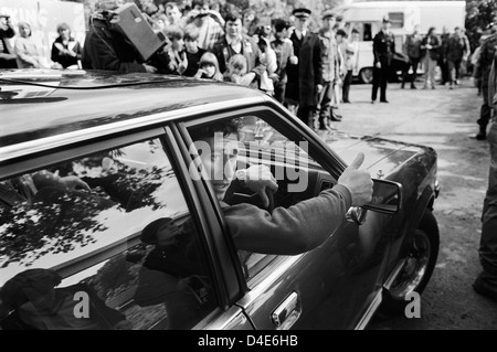 Prince Charles spielt Polo im Ham Polo Club Surrey, UK 1980 1981 fährt mit dem Auto, verlässt den Club, gibt das Daumenzeichen an Woller. England. HOMER SYKES Stockfoto