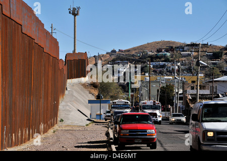 Überwachungskameras in Nogales, Arizona, USA, Überwachung die Grenze mit Nogales, Sonora, Mexiko. Stockfoto