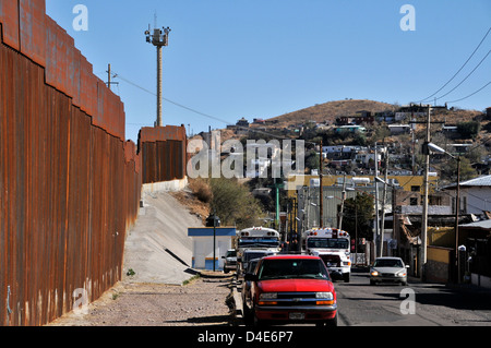 Überwachungskameras in Nogales, Arizona, USA, Überwachung die Grenze mit Nogales, Sonora, Mexiko. Stockfoto