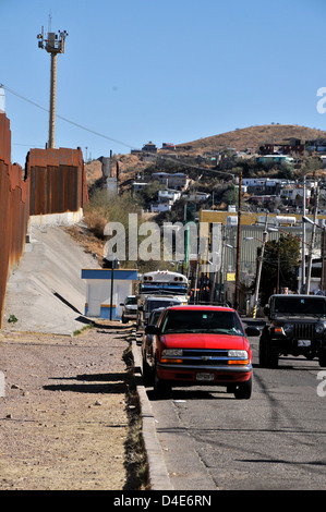 Überwachungskameras in Nogales, Arizona, USA, Überwachung die Grenze mit Nogales, Sonora, Mexiko. Stockfoto