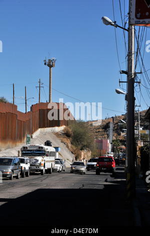 Überwachungskameras in Nogales, Arizona, USA, Überwachung die Grenze mit Nogales, Sonora, Mexiko. Stockfoto