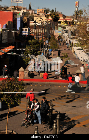 Shopper in Nogales, Sonora, Mexiko, bevormunden Geschäfte in der Nähe der Grenzmauer in Nogales, Arizona, USA. Stockfoto