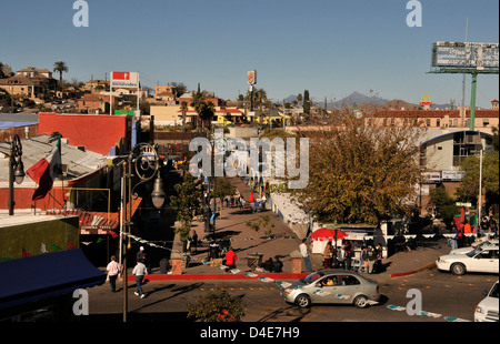 Shopper in Nogales, Sonora, Mexiko, bevormunden Geschäfte in der Nähe der Grenzmauer in Nogales, Arizona, USA. Stockfoto