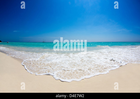 Strand und wunderschöne tropische Meer Stockfoto