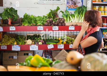 Frau shopping für frische Produkte auf dem Queen Victoria Market. Melbourne, Victoria, Australien Stockfoto