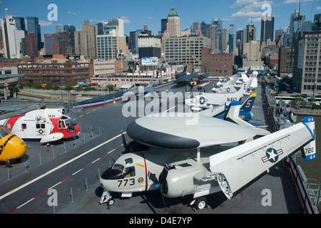KÄMPFER-FLUGZEUGE AUF DEM FLUGDECK DER INTREPID SEA AIR AND SPACE MUSEUM MANHATTAN NEW YORK CITY USA Stockfoto