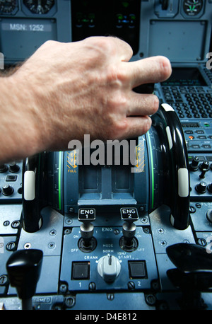 Ansicht des Cockpits in Luft schlicht Airbus A320. Hand des Piloten auf Motorsteuergeräten. Stockfoto