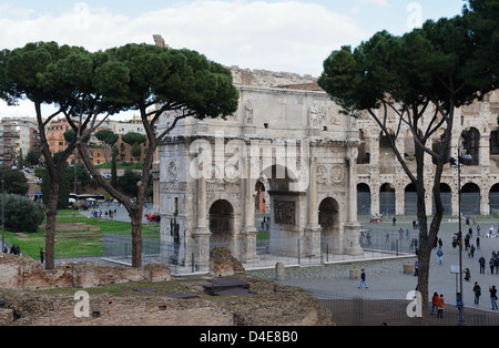 Bogen von Constantine neben dem Kolosseum und dem Forum Romanum in Rom, Italien Stockfoto