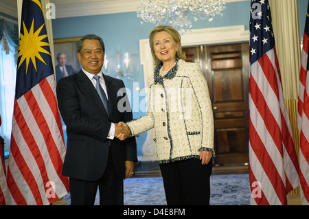 Außenministerin Clinton reicht sich mit dem malaysischen stellvertretenden Premierminister und Bildungsminister Tan Sri dato Haji Muhyiddin bin Mohd in die Hände. Yassin Stockfoto