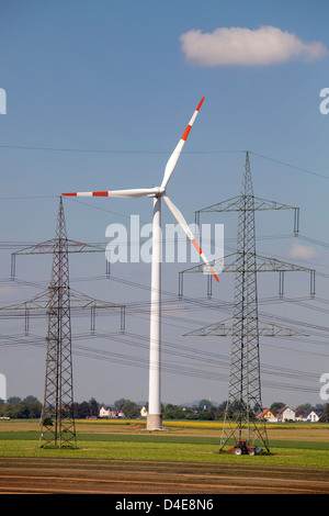 Düren, Deutschland, Wind Turbine und Elektrizität Masten in einem Feld Stockfoto