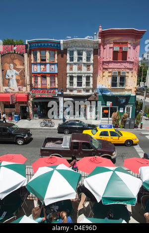 REIHE VON BEMALTEN HÄUSERN SOUTH STREET DOWNTOWN PHILADELPHIA PENNSYLVANIA USA Stockfoto