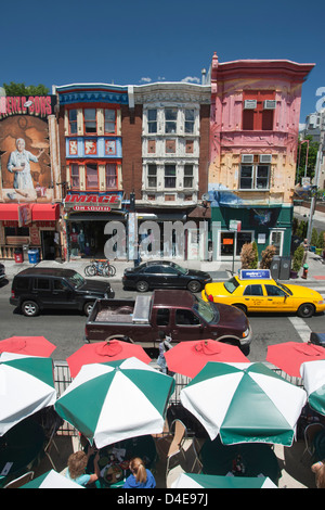 REIHE VON BEMALTEN HÄUSERN SOUTH STREET DOWNTOWN PHILADELPHIA PENNSYLVANIA USA Stockfoto