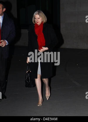 Home Secretary Theresa May gesehen Ankunft am BBC Broadcasting House im Zentrum von London Stockfoto