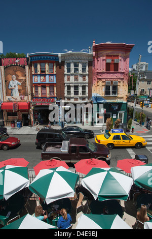 REIHE VON BEMALTEN HÄUSERN SOUTH STREET DOWNTOWN PHILADELPHIA PENNSYLVANIA USA Stockfoto