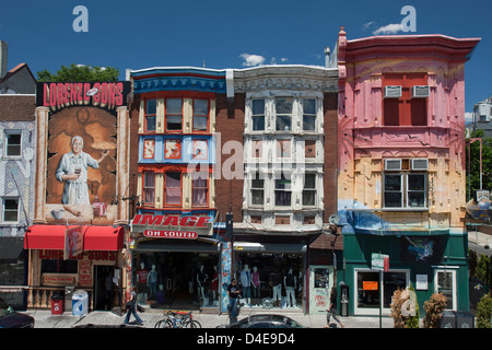 REIHE VON BEMALTEN HÄUSERN SOUTH STREET DOWNTOWN PHILADELPHIA PENNSYLVANIA USA Stockfoto