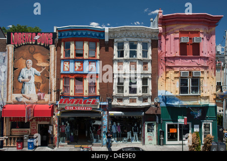 REIHE VON BEMALTEN HÄUSERN SOUTH STREET DOWNTOWN PHILADELPHIA PENNSYLVANIA USA Stockfoto