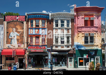 REIHE VON BEMALTEN HÄUSERN SOUTH STREET DOWNTOWN PHILADELPHIA PENNSYLVANIA USA Stockfoto