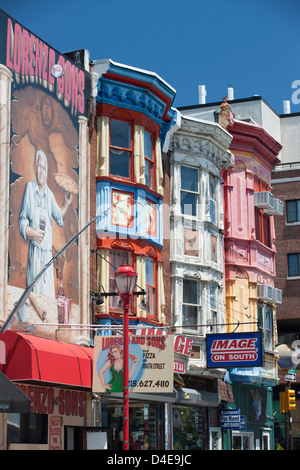 BEMALTE HÄUSERZEILE AM SOUTH STREET DOWNTOWN PHILADELPHIA PENNSYLVANIA USA Stockfoto