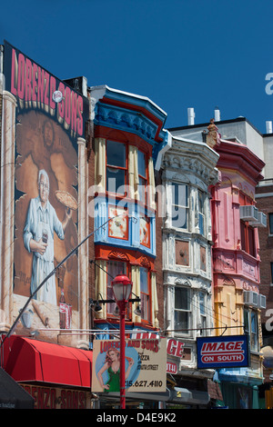 BEMALTE HÄUSERZEILE AM SOUTH STREET DOWNTOWN PHILADELPHIA PENNSYLVANIA USA Stockfoto