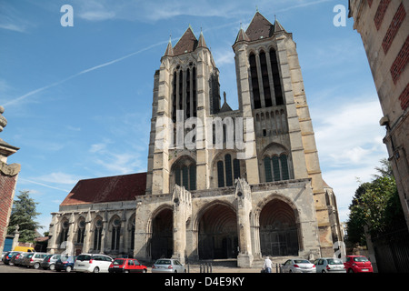 Die Westfassade der Notre Dame Kathedrale in Noyon, Oise, Picardie, Frankreich. Stockfoto