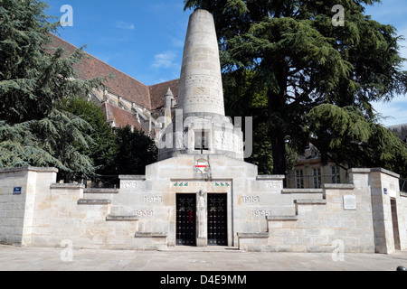 Das Monument Aux Morts (Kriegerdenkmal) in Noyon, Oise, Picardie, Frankreich. Stockfoto