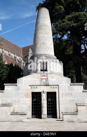 Das Monument Aux Morts (Kriegerdenkmal) in Noyon, Oise, Picardie, Frankreich. Stockfoto