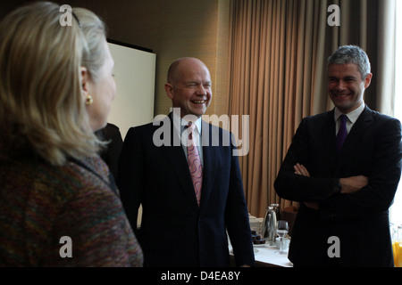Außenministerin Clinton spricht mit britische Außenminister Hague und Französisch European Affairs Minister Vauquier Stockfoto