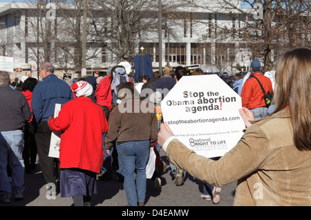 Eine Frau trägt ein Anti-Abtreibungen-Zeichen während des jährlichen Marsches für das Leben in der Innenstadt von Raleigh, North Carolina, USA Stockfoto