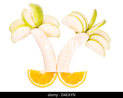 Obstbäumen gemacht von Bananen, Äpfel und Orangen isoliert auf weiss Stockfoto