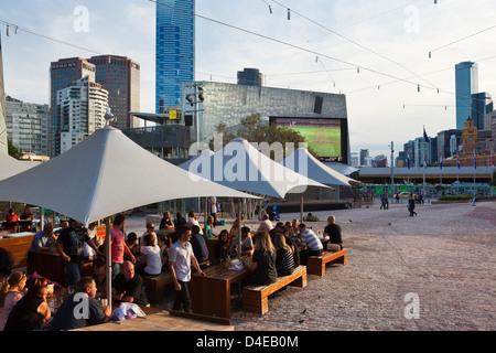 Menschen in der Cafébar in Föderation Sqaure entspannen. Melbourne, Victoria, Australien Stockfoto