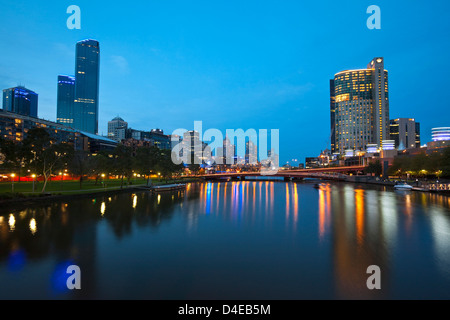 Blick entlang der Yarra River Crown Casino im Southbank und City-Skyline. Melbourne, Victoria, Australien Stockfoto