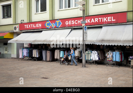 Oberhausen, Deutschland, Textil- und Geschenk-Shop in der Fußgängerzone Stockfoto