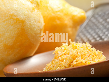 Ingeredient Zitronenschale auf braune Teller Stockfoto