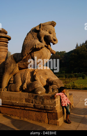 Mythische Löwen und Elefanten-Statue von Konark Sun Temple in Orissa, Indien Stockfoto