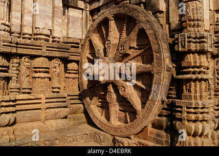 Wagen-Rad am Sonnentempel von Konark. Konark Tempel 13. Jahrhundert Steinbildhauen Kunst auf Konark Rad Stockfoto