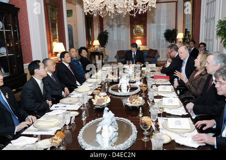 Sekretärinnen Clinton, Geithner Cowirt ein Empfang zu Ehren des chinesischen Vize-Premier-Wang, staatliche Hofrat Dai Bingguo Stockfoto