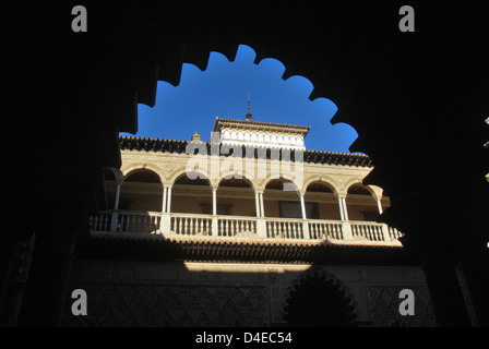 Späten Nachmittag Sonne auf die schön geschnitzten Bögen und Türen des Real Alcazar in Sevilla, Spanien. Stockfoto