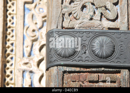 Sonne auf der schön geschnitzten Holz und Stein Wände und Türen des Real Alcazar in Sevilla, Spanien. Stockfoto