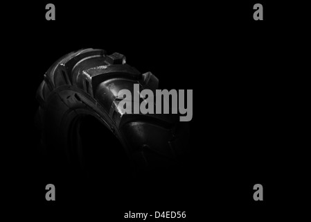 Neue, unbenutzte schwarze Grubber Reifen. Landwirtschaft und Landwirtschaft Hintergrundbild. Stockfoto