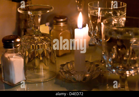 Romantische Candle-light-Tischdekoration in ein wenig Italien Restaurant, New York City, New York Stockfoto